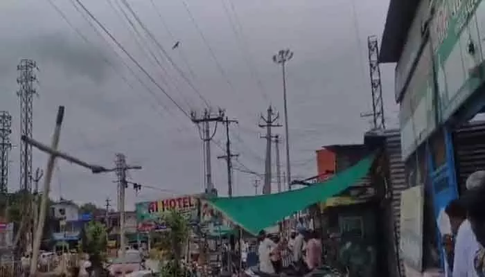 కొడంగల్ లో తెగిపడిన విద్యుత్ తీగ.. తృటిలో తప్పిన పెను ప్రమాదం! కొడంగల్ లో తెగిపడిన విద్యుత్ తీగ.. తృటిలో తప్పిన పెను ప్రమాదం!