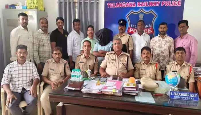 సికింద్రాబాద్ రైల్వే స్టేషన్లో కిడ్నాప్కు గురైన బాలుడి రక్షణ.. నిందితుడి అరెస్ట్ సికింద్రాబాద్ రైల్వే స్టేషన్లో కిడ్నాప్కు గురైన బాలుడి రక్షణ.. నిందితుడి అరెస్ట్