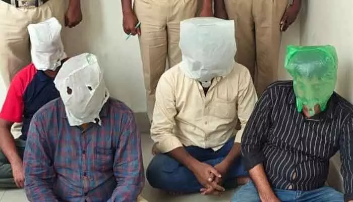 నకిలీ ఆధార్లతో టీటీడీ గదుల బుకింగ్.. తెలంగాణ వ్యక్తి సహా ముఠా అరెస్ట్ నకిలీ ఆధార్లతో టీటీడీ గదుల బుకింగ్.. తెలంగాణ వ్యక్తి సహా ముఠా అరెస్ట్
