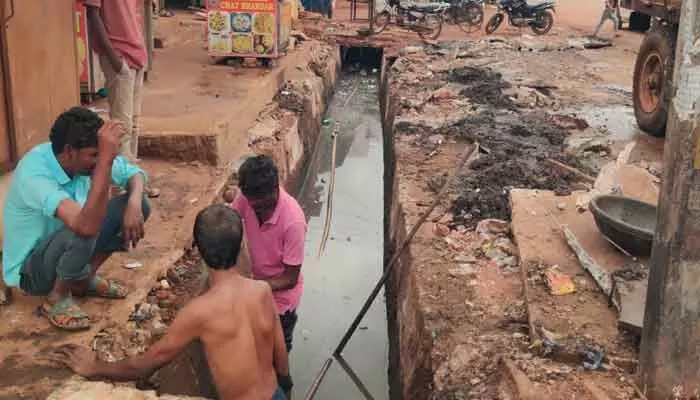 వరద ముప్పుకు చెక్.. కాలువల్లో పూడికతీత కు శ్రీకారం వరద ముప్పుకు చెక్.. కాలువల్లో పూడికతీత కు శ్రీకారం