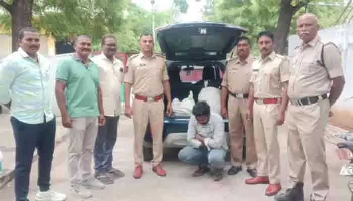 సారా తయారీకి పట్టిక అక్రమ రవాణా.. 100 కిలోల పట్టిక స్వాధీనం సారా తయారీకి పట్టిక అక్రమ రవాణా.. 100 కిలోల పట్టిక స్వాధీనం