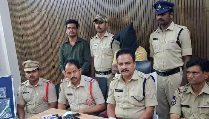 దోపిడికి పాల్పడిన ముగ్గురు నిందితుల అరెస్ట్.. దోపిడికి పాల్పడిన ముగ్గురు నిందితుల అరెస్ట్..