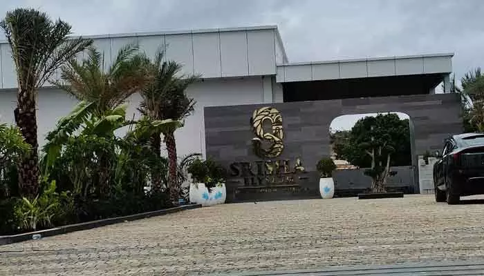 అధికార పార్టీ నేత అండ.. ఇష్టారాజ్యాంగా అక్రమ నిర్మాణాలు అధికార పార్టీ నేత అండ.. ఇష్టారాజ్యాంగా అక్రమ నిర్మాణాలు