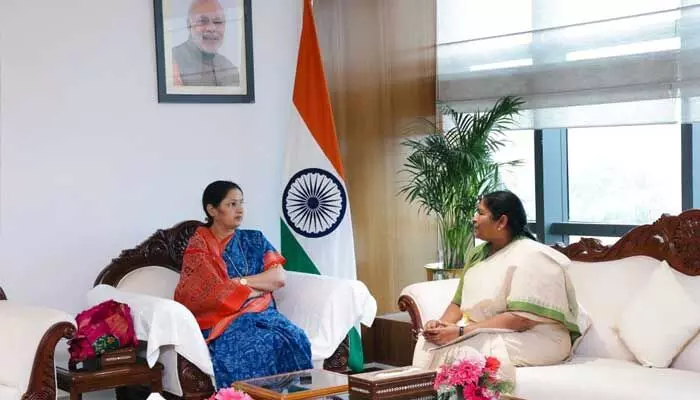 అంగన్వాడీల బలోపేతానికి సహకరించండి : కేంద్ర మంత్రికి సీతక్క విజ్ఞప్తి అంగన్వాడీల బలోపేతానికి సహకరించండి : కేంద్ర మంత్రికి సీతక్క విజ్ఞప్తి