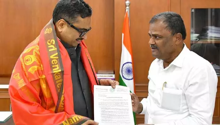 ఉపాధ్యాయుల సమస్యలను తక్షణమే పరిష్కరించాలి : సీఎస్ కు ఎమ్మెల్సీ మల్క కొమరయ్య వినతి ఉపాధ్యాయుల సమస్యలను తక్షణమే పరిష్కరించాలి : సీఎస్ కు ఎమ్మెల్సీ మల్క కొమరయ్య వినతి