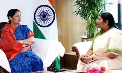 ఢిల్లీలో కేంద్ర మంత్రిని కలిసిన మంత్రి సీతక్క