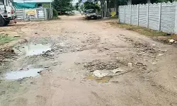 గుంతల రోడ్డుతో నిత్యం ప్రాణభయం.. గుంతల రోడ్డుతో నిత్యం ప్రాణభయం..
