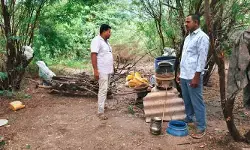 తమ్మారంలో నాటుసారా స్థావరం పై పోలీసుల దాడి.. కేసు నమోదు తమ్మారంలో నాటుసారా స్థావరం పై పోలీసుల దాడి.. కేసు నమోదు