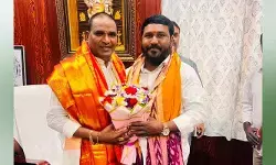 ప్రభుత్వ విప్ ను కలిసిన కాంగ్రెస్ మండల అధ్యక్షుడు