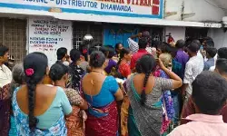 ధన్వాడలో గ్యాస్ సిలిండర్ల కోసం లొల్లి లొల్లి.. ధన్వాడలో గ్యాస్ సిలిండర్ల కోసం లొల్లి లొల్లి..