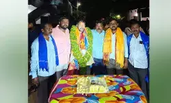 ఏ పార్టీ అయితే మాకేమి.. మా వాడే కదా !