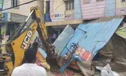 కూకట్పల్లిలో రోడ్డు ఆక్రమణలు తొలగించిన సీఎంసీ అధికారులు.. కూకట్పల్లిలో రోడ్డు ఆక్రమణలు తొలగించిన సీఎంసీ అధికారులు..