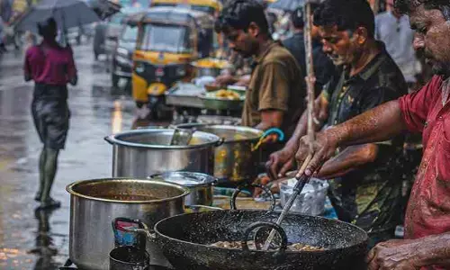 వర్షమా.. రోగాల వరమా? వేడివేడిగా తింటే అంతే..!
