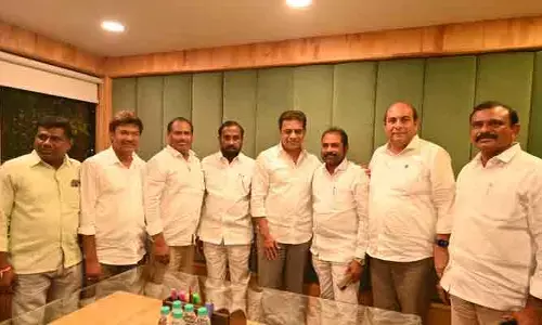 ములుగులో గులాబీ జెండా ఎగరాలి: కేటీఆర్