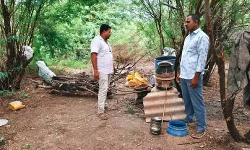 తమ్మారంలో నాటుసారా స్థావరం పై పోలీసుల దాడి.. కేసు నమోదు