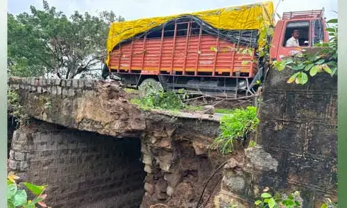 50 ఏళ్ల పాత బ్రిడ్జి శిథిలావస్థ.. వాహనదారుల్లో ఆందోళన