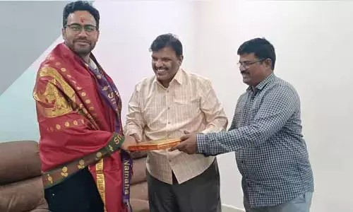 డీఎఫ్‌వో సిద్ధార్థ విక్రమ్ సింగ్‌ను కలిసిన ఏరియా జీఎం షాలేం రాజు