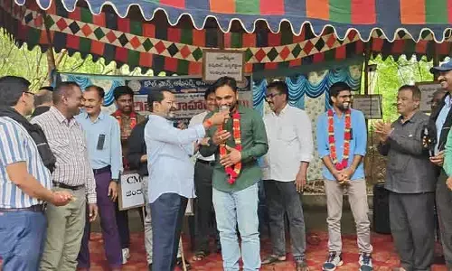సింగరేణి అధికారుల దీక్షలకు సంఘీభావం తెలిపిన ఎమ్మెల్యే కోరం కనకయ్య