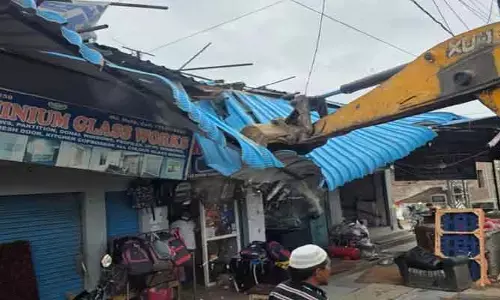 రహదారి పక్కన అక్రమ నిర్మాణాలు తొలగింపు