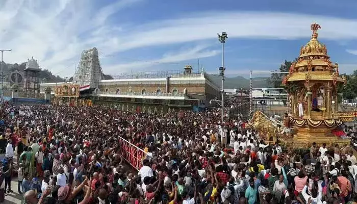 తిరుమలలో భక్తుల రద్దీ.. శ్రీవారి సర్వదర్శనానికి 12 గంటల సమయం తిరుమలలో భక్తుల రద్దీ.. శ్రీవారి సర్వదర్శనానికి 12 గంటల సమయం