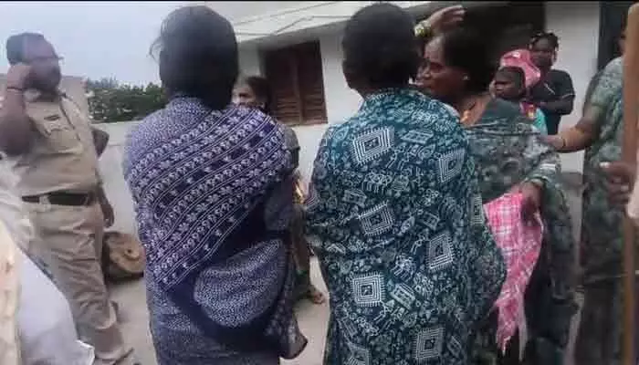 సీఎం పర్యటన వేళ ఉద్రిక్తత.. గోకారం -ఎర్రవెల్లి ముంపు బాధితుల ముందస్తు అరెస్ట్ సీఎం పర్యటన వేళ ఉద్రిక్తత.. గోకారం -ఎర్రవెల్లి ముంపు బాధితుల ముందస్తు అరెస్ట్