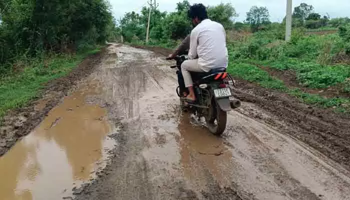 చినుకు పడితే చాలు చిత్తడే..! చినుకు పడితే చాలు చిత్తడే..!