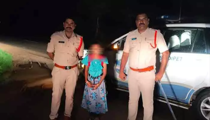 అర్ధరాత్రి హాస్టల్ నుంచి పారిపోయిన విద్యార్థిని అర్ధరాత్రి హాస్టల్ నుంచి పారిపోయిన విద్యార్థిని