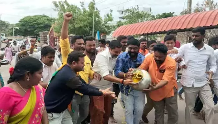మరోసారి భద్రకాళి ఆలయం వద్ద ఉద్రిక్తత మరోసారి భద్రకాళి ఆలయం వద్ద ఉద్రిక్తత