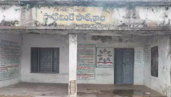 శిథిలావస్థలో ప్రభుత్వ పాఠశాల భవనం.. అధికారుల నిర్లక్ష్యంపై గ్రామస్థుల ఆగ్రహం శిథిలావస్థలో ప్రభుత్వ పాఠశాల భవనం.. అధికారుల నిర్లక్ష్యంపై గ్రామస్థుల ఆగ్రహం