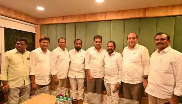 ములుగులో గులాబీ జెండా ఎగరాలి: కేటీఆర్ ములుగులో గులాబీ జెండా ఎగరాలి: కేటీఆర్