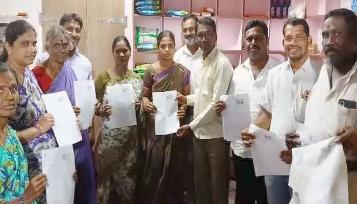 ఎన్యూమరేషన్ ఫారాల పంపిణీలో రికార్డ్.. మండలంలో 100 శాతం పూర్తి! ఎన్యూమరేషన్ ఫారాల పంపిణీలో రికార్డ్.. మండలంలో 100 శాతం పూర్తి!