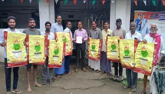 నాసిరకం విత్తనాలతో నష్టపోయిన రైతులు.. నష్టపరిహారం చెల్లించాలని వినతి నాసిరకం విత్తనాలతో నష్టపోయిన రైతులు.. నష్టపరిహారం చెల్లించాలని వినతి