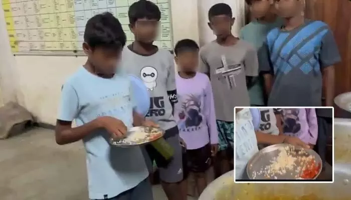 మంచిర్యాల జిల్లా ప్రభుత్వ పాఠశాలలో విద్యార్థులకు కారంతో భోజనం! వీడియో వైరల్ మంచిర్యాల జిల్లా ప్రభుత్వ పాఠశాలలో విద్యార్థులకు కారంతో భోజనం! వీడియో వైరల్