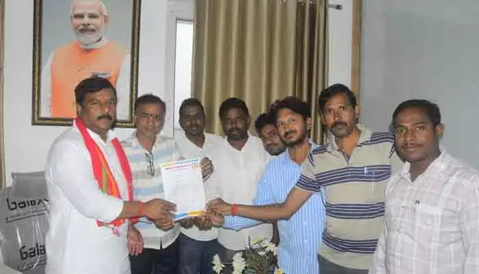 అర్హులైన జర్నలిస్టులకు ఇళ్ల స్థలాలు ఇవ్వాలని ఎమ్మెల్యేకు వినతి అర్హులైన జర్నలిస్టులకు ఇళ్ల స్థలాలు ఇవ్వాలని ఎమ్మెల్యేకు వినతి