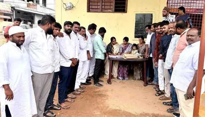 పొరపాట్లు జరగకుండా ప్రతి దరఖాస్తును క్షుణ్ణంగా పరిశీలించాలి : ఎమ్మెల్యే పొరపాట్లు జరగకుండా ప్రతి దరఖాస్తును క్షుణ్ణంగా పరిశీలించాలి : ఎమ్మెల్యే