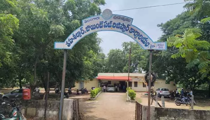 గొల్లపూడి జీపీఓ పై అవినీతి ఆరోపణలు గొల్లపూడి జీపీఓ పై అవినీతి ఆరోపణలు