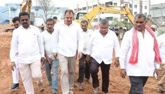 మల్లాపూర్లో 100 పడకల ప్రభుత్వ ఆసుపత్రి పనులను పరిశీలించిన ఎమ్మెల్యే మల్లాపూర్లో 100 పడకల ప్రభుత్వ ఆసుపత్రి పనులను పరిశీలించిన ఎమ్మెల్యే