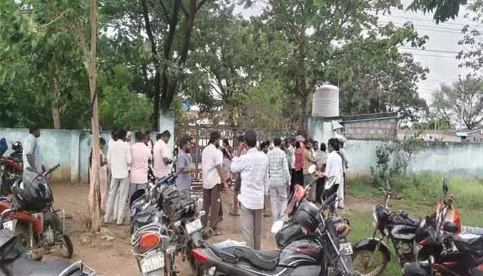 జ్యోతిబాపూలే బాలికల పాఠశాల తరలింపు రద్దు చేయాలి జ్యోతిబాపూలే బాలికల పాఠశాల తరలింపు రద్దు చేయాలి
