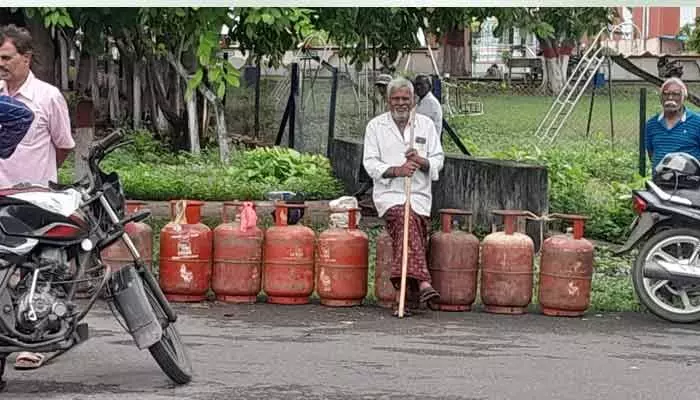 సింగరేణీయులకు తప్పని గ్యాస్ కష్టాలు సింగరేణీయులకు తప్పని గ్యాస్ కష్టాలు