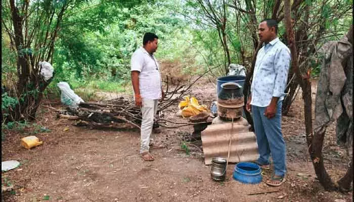 తమ్మారంలో నాటుసారా స్థావరం పై పోలీసుల దాడి.. కేసు నమోదు తమ్మారంలో నాటుసారా స్థావరం పై పోలీసుల దాడి.. కేసు నమోదు