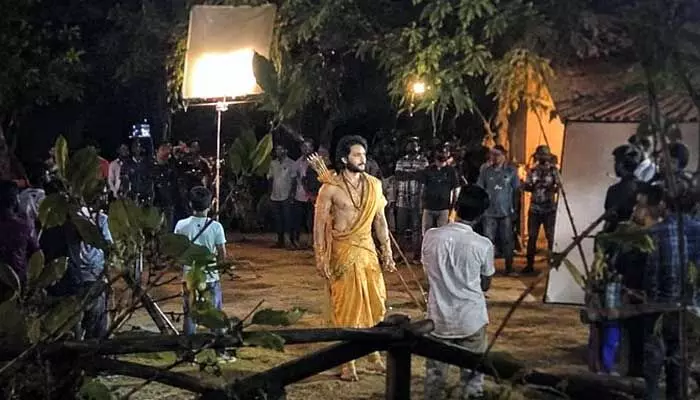 మహేశ్ బాబు ‘వారణాసి’ లుక్ లీక్.. నెట్టింట రాముడి గెటప్ వైరల్? మహేశ్ బాబు ‘వారణాసి’ లుక్ లీక్.. నెట్టింట రాముడి గెటప్ వైరల్?