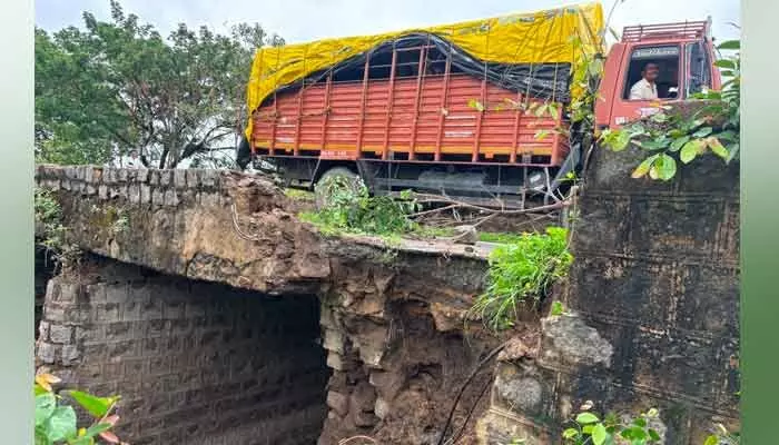 50 ఏళ్ల పాత బ్రిడ్జి శిథిలావస్థ.. వాహనదారుల్లో ఆందోళన 50 ఏళ్ల పాత బ్రిడ్జి శిథిలావస్థ.. వాహనదారుల్లో ఆందోళన