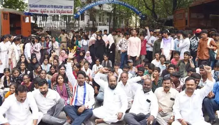 ఫీజుల బకాయిలు రూ. 8 వేల కోట్లు విడుదల చేయాలి: ఆర్ కృష్ణయ్య.. ఫీజుల బకాయిలు రూ. 8 వేల కోట్లు విడుదల చేయాలి: ఆర్ కృష్ణయ్య..