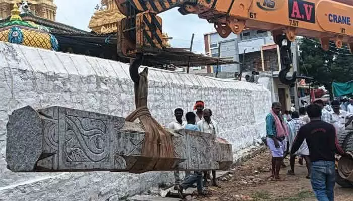 కల్వకోల్ శివాలయం వద్ద ధ్వజస్తంభం ప్రతిష్టలో అపశ్రుతి కల్వకోల్ శివాలయం వద్ద ధ్వజస్తంభం ప్రతిష్టలో అపశ్రుతి
