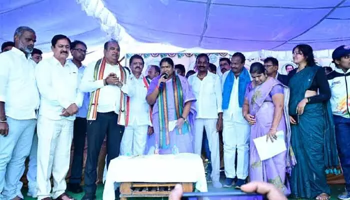 గిరిజన తండాల అభివృద్ధే లక్ష్యం.. సీతక్క కీలక వ్యాఖ్యలు గిరిజన తండాల అభివృద్ధే లక్ష్యం.. సీతక్క కీలక వ్యాఖ్యలు