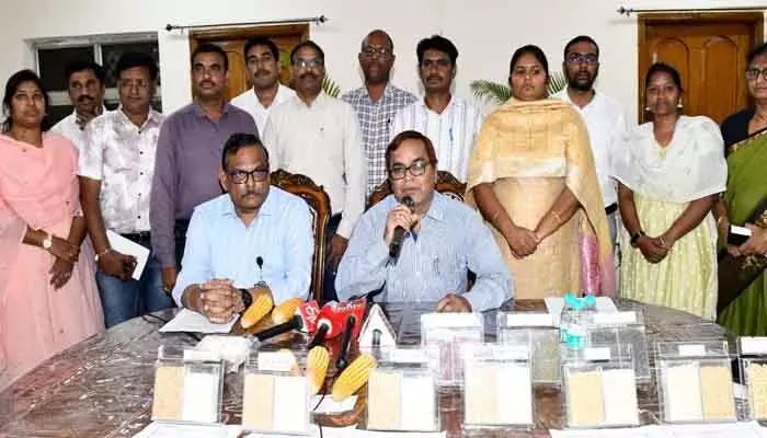 మొదటిసారి బీటీ పత్తి రకాన్ని విడుదల చేసిన వ్యవసాయ వర్సిటీ మొదటిసారి బీటీ పత్తి రకాన్ని విడుదల చేసిన వ్యవసాయ వర్సిటీ