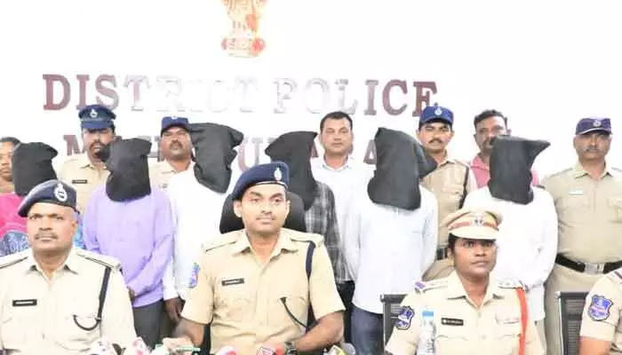 భర్త హత్యకు భార్యే మాస్టర్ ప్లాన్.. భార్యతో పాటు ఆరుగురు కటకటాల్లోకి..! భర్త హత్యకు భార్యే మాస్టర్ ప్లాన్.. భార్యతో పాటు ఆరుగురు కటకటాల్లోకి..!
