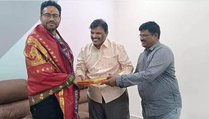 డీఎఫ్వో సిద్ధార్థ విక్రమ్ సింగ్ను కలిసిన ఏరియా జీఎం షాలేం రాజు డీఎఫ్వో సిద్ధార్థ విక్రమ్ సింగ్ను కలిసిన ఏరియా జీఎం షాలేం రాజు