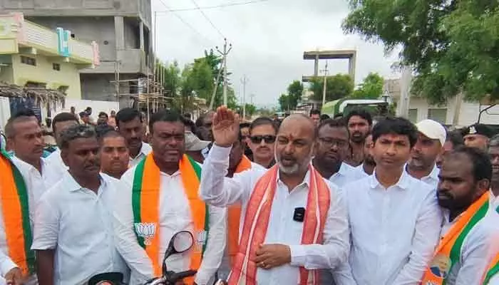 పలు మండలాల్లో పర్యటించిన కేంద్ర హోం శాఖ సహాయ మంత్రి, ఎంపీ బండి సంజయ్ పలు మండలాల్లో పర్యటించిన కేంద్ర హోం శాఖ సహాయ మంత్రి, ఎంపీ బండి సంజయ్