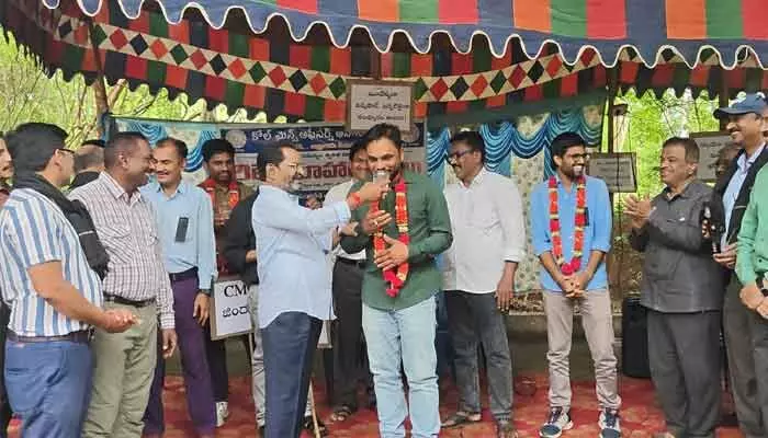 సింగరేణి అధికారుల దీక్షలకు సంఘీభావం తెలిపిన ఎమ్మెల్యే కోరం కనకయ్య సింగరేణి అధికారుల దీక్షలకు సంఘీభావం తెలిపిన ఎమ్మెల్యే కోరం కనకయ్య